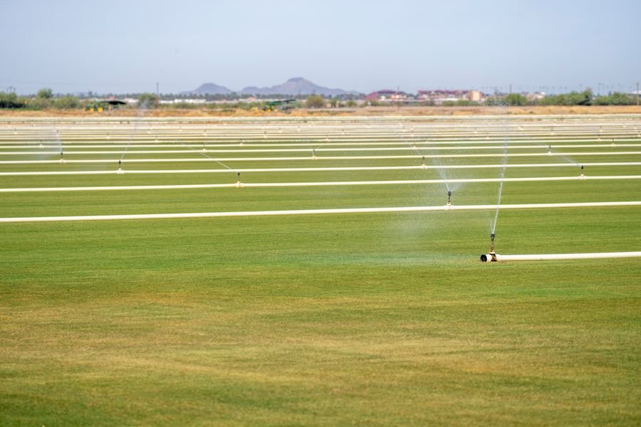 Sistema de irrigação por aspersão em campo agrícola