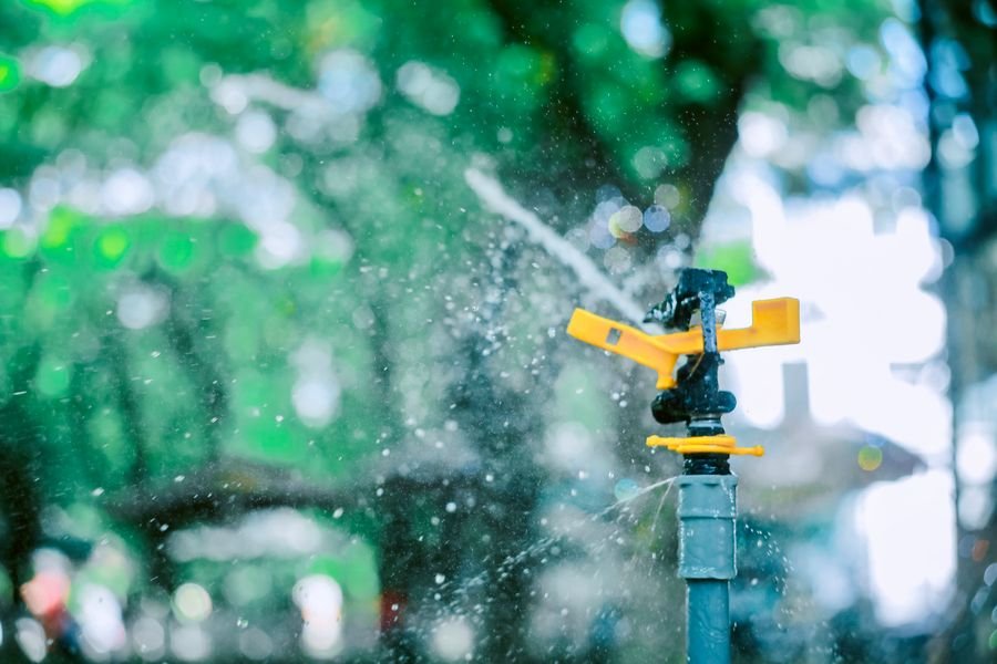 Detalhe do kit de aspersão em funcionamento